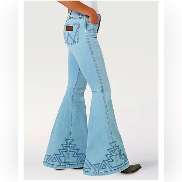 NWT Wrangler Retro, Embroidered High Rise Flare Jeans, Multiple Sizes in Greta - Picture 3 of 14